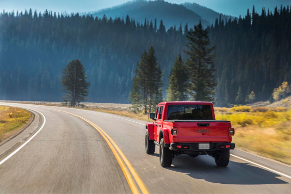 Jeep Gladiator de segunda mano Jeep Gladiator de segunda mano rojo circulando por carretera de montaña