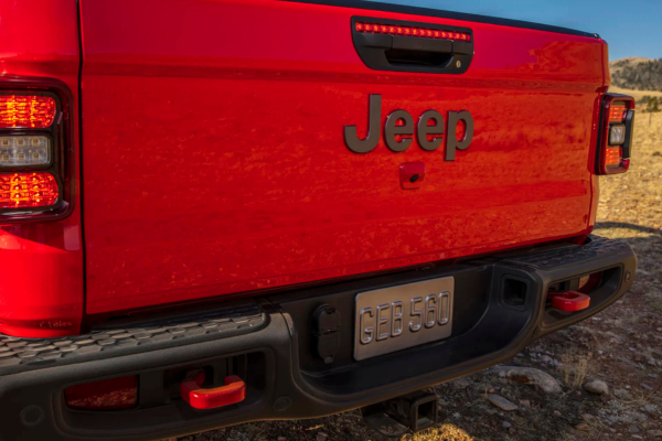 Vista trasera Jeep Gladiator de ocasión Vista trasera de un Jeep Gladiator de ocasión en color rojo