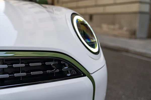 Mini cooper blanco parachoques Foto detalle del parachoques frontal del mini cooper blanco