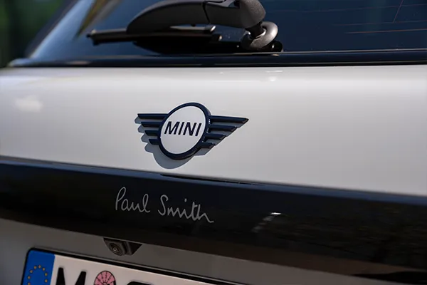 Mini cooper foto parte trasera Foto al logo del mini cooper en su parte trasera