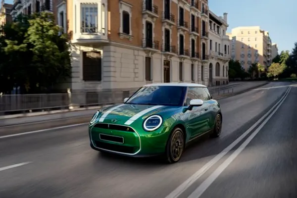 Mini Cooper segunda mano Foto de un Mini cooper verde en marcha por la calle
