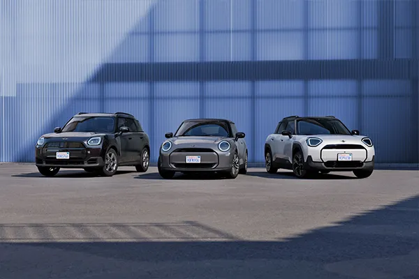 Mini stock VO exterior Foto de tres minis stock vo aparcados