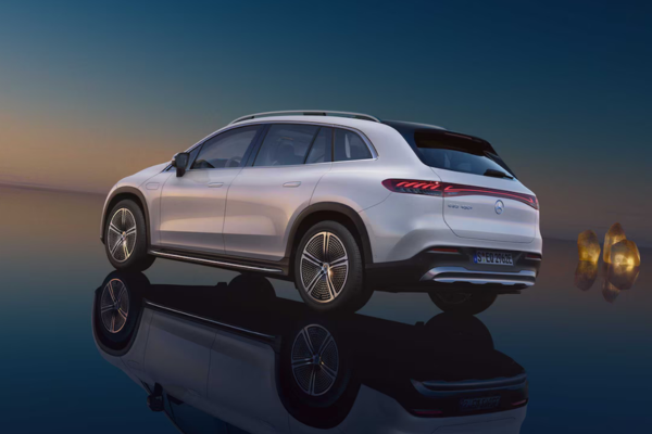 Mercedes EQS SUV de segunda mano en blanco, vista trasera lateral