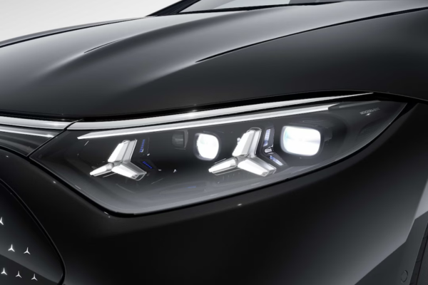 Detalle del faro LED del Mercedes EQS de segunda mano