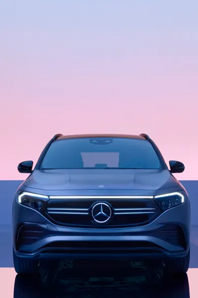 Mercedes-Benz EQA Stock VO Banner Foto frontal del Mercedes-Benz EQA aparcado