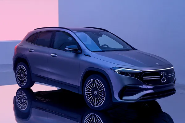 Mercedes-Benz EQA Stock VO Foto del Mercedes-Benz aparcado en fondo claro