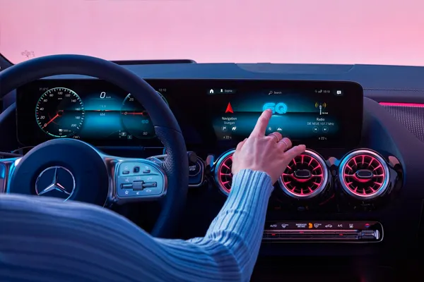 Mercedes-Benz EQA Stock VO Pantalla Foto de una mujer tocando el panel táctil del Mercedes-Benz EQA