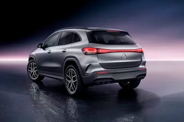 Mercedes-Benz EQA Stock VO Caetano Foto trasera del Mercedes-Benz EQA vista trasera
