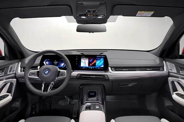BMW iX2 interior Vista interior del salpicadero del BMW iX2