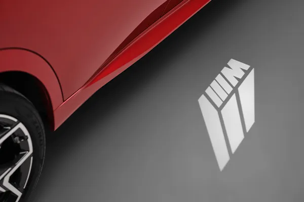 Logo M BMW iX2 Logo de la gama M del BMW iX2 proyectado en el suelo