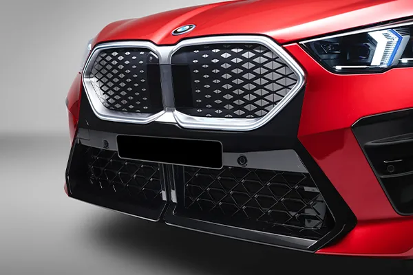 BMW iX2 parachoques frontal Vista frontal del parachoques del BMW iX2 de cerca