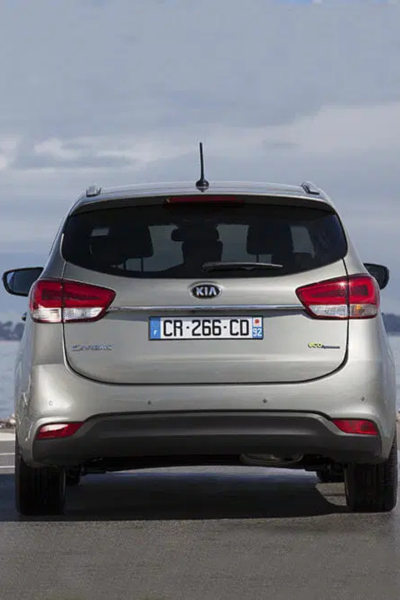 Parte trasera de un Kia Carens de ocasión