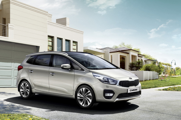 Kia Carens de ocasión gris ante una casa moderna