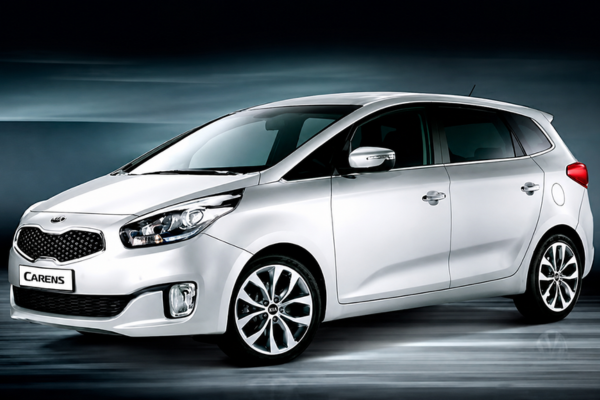 Vista frontal lateral de un Kia Carens de segunda mano blanco