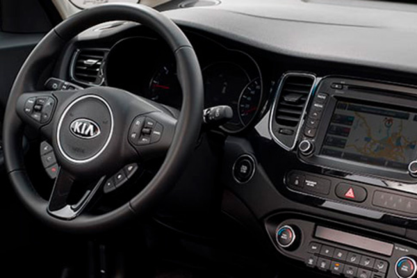 Interior del Carens de segunda mano con volante, cuadro y pantalla central