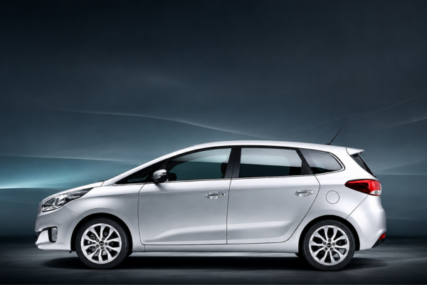 Perfil lateral de un Kia Carens 7 plazas de segunda mano en blanco