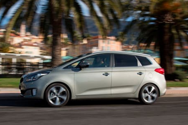 Kia Carens de segunda mano gris en marcha, vista lateral