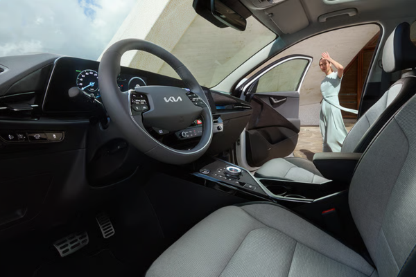 Kia e-Niro km0 Interior del Kia e-Niro km0 con volante, asientos grises y cuadro digital