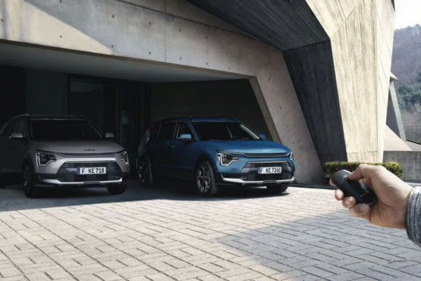 kia-e-niro-vo-11 Dos unidades del Kia e-Niro de ocasión en gris y azul aparcadas en un garaje