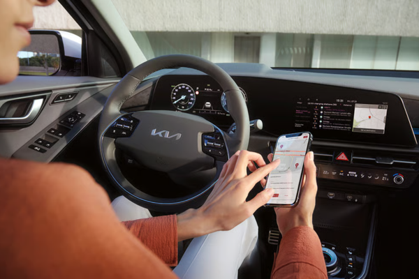 Interior del Kia e-Niro segunda mano Interior del Kia e-Niro de segunda mano con pantalla táctil y conectividad móvil