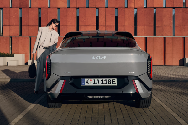Mujer observa el interior de un Kia EV4 de segunda mano