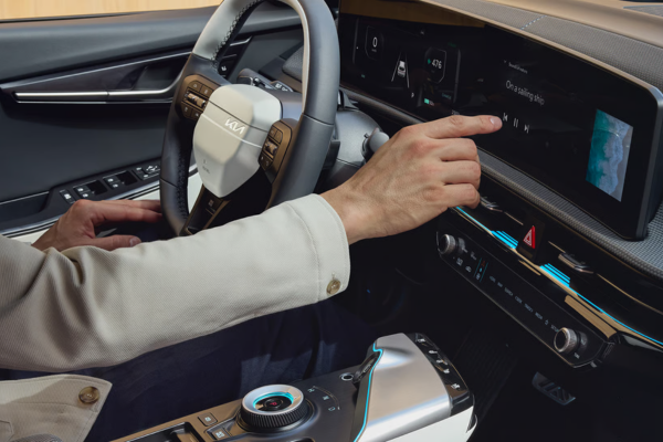 Mano pausando el audio de un Kia EV6 km0