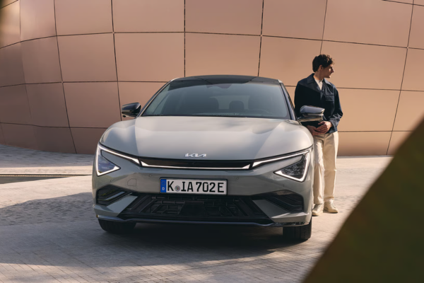 Hombre junto a Kia EV6 de segunda mano