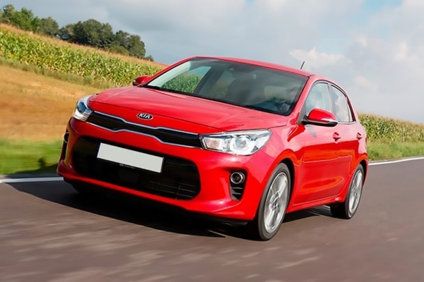 Kia Rio de segunda mano rojo en carretera