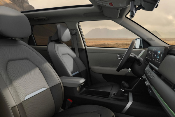 Interior Kia Seltos: asientos claros, volante y pantalla