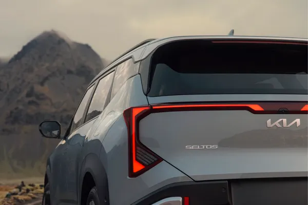 Detalle de la trasera de un Kia Seltos gris con luz LED