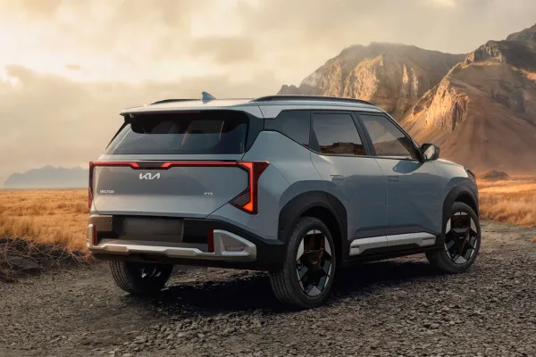 Kia Seltos 2026 en gris en un paisaje de montaña