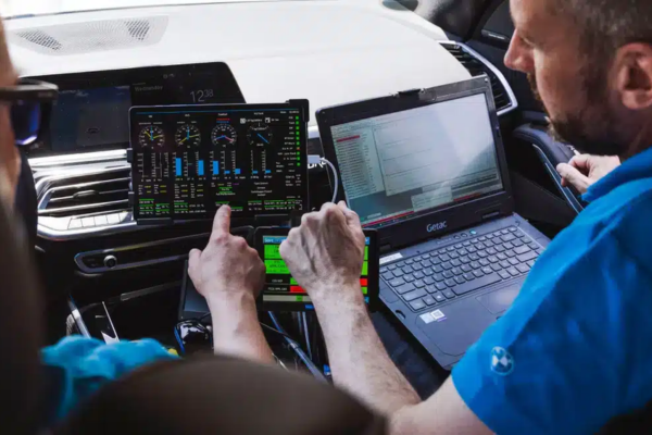 Técnicos hacen el diagnóstico electrónico de un BMW