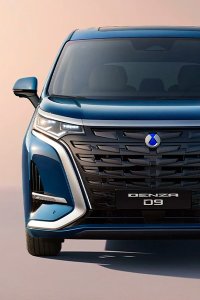 Banner Denza D9 de BYD con detalle frontal de la parrilla y faros en azul