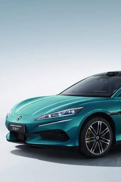 Banner del Denza Z9 GT en verde, detalle del frontal y faros