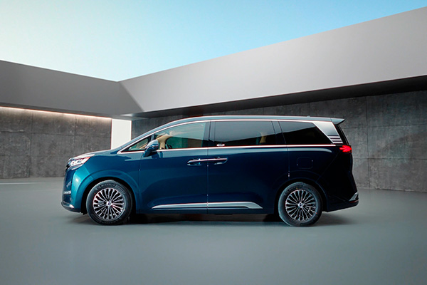 Denza D9 azul aparcado en exterior, vista lateral del monovolumen premium