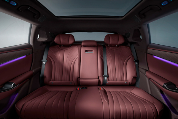 Interior del Denza Z9 GT con asientos traseros en cuero burdeos y techo panorámico