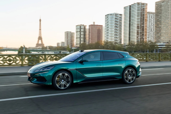 Denza Z9 GT en verde, a la venta en España, circulando por París