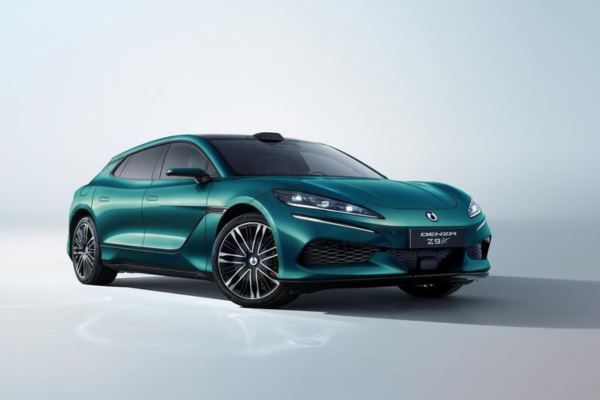 Coche Denza Z9 GT en verde, vista tres cuartos delantera