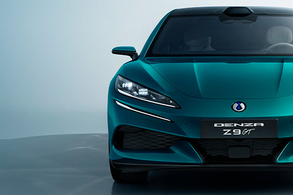 Frontal del BYD Denza Z9 GT en verde con faros LED y parrilla deportiva