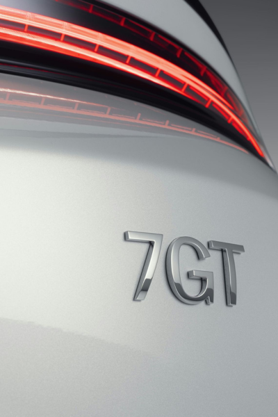 Detalle del logo 7GT Zeekr en la trasera con piloto LED