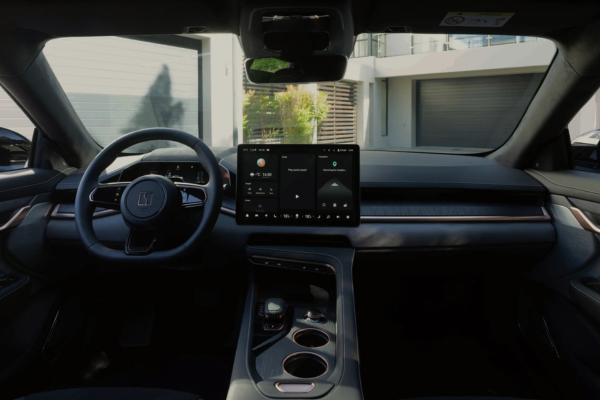 Interior del Zeekr 001: salpicadero, volante y pantalla central