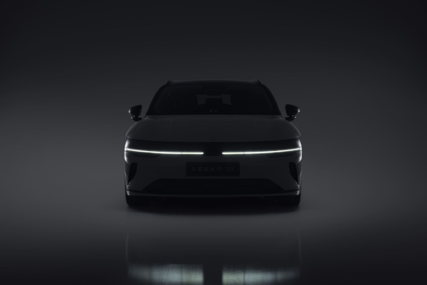 Frontal del Zeekr 7GT con franja de luz LED sobre fondo oscuro