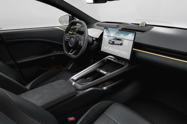 Interior del Zeekr 7GT con volante deportivo, pantalla central y asientos negros