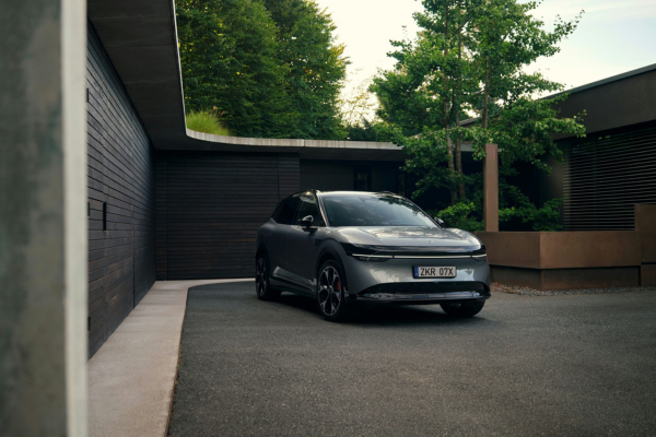 Zeekr 7X en gris aparcado junto a una vivienda moderna