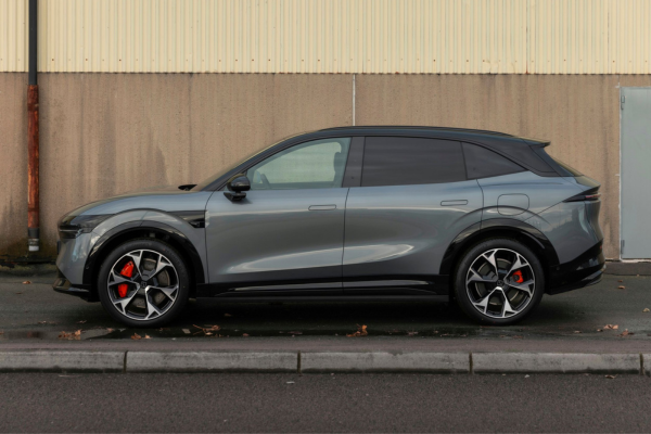 Zeekr 7X 2026 en gris, vista lateral del SUV eléctrico