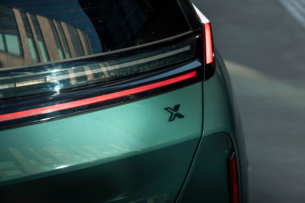 Piloto LED trasero y logo del Zeekr X en España en verde, detalle del SUV