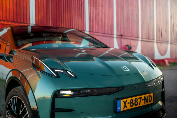 Frontal del Zeekr X en verde con faros LED, detalle del SUV eléctrico