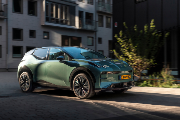 Nuevo Zeekr X en verde circulando por ciudad